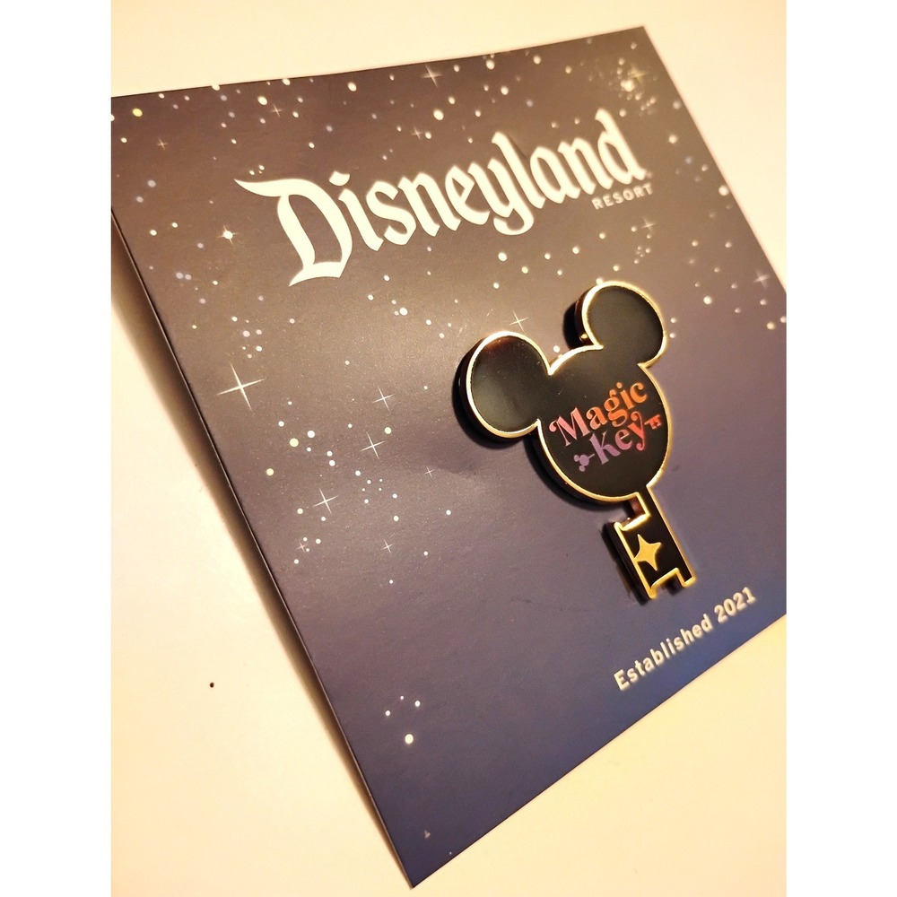Disneyland Resort Magic Key Holder Exclusive Enamel Pin 2021 Mickey Mouse Key